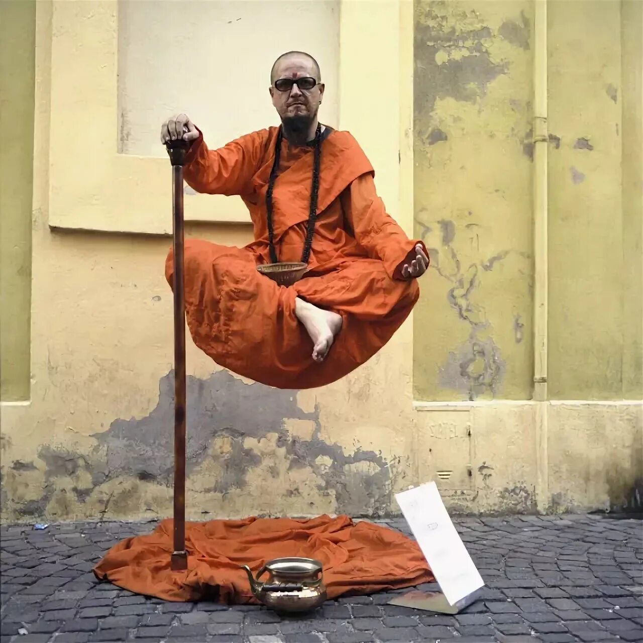 Монах в штанах читать. Левитирующий монах секрет. Левитирующие монахи Тибета. Тибетский монах левитирует. Будда Шаолинь.