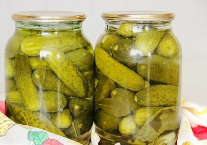 Огурцы маринованные корнишоны. Огурцы в банке. Соленые огурчики корнишоны. Сладкие огурцы в банке. Мариновать огурцы в маленьких банках.