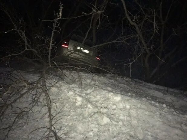 Занесло в кювет. Улетел в кювет зимой ночью. Машина в кювете ночью.