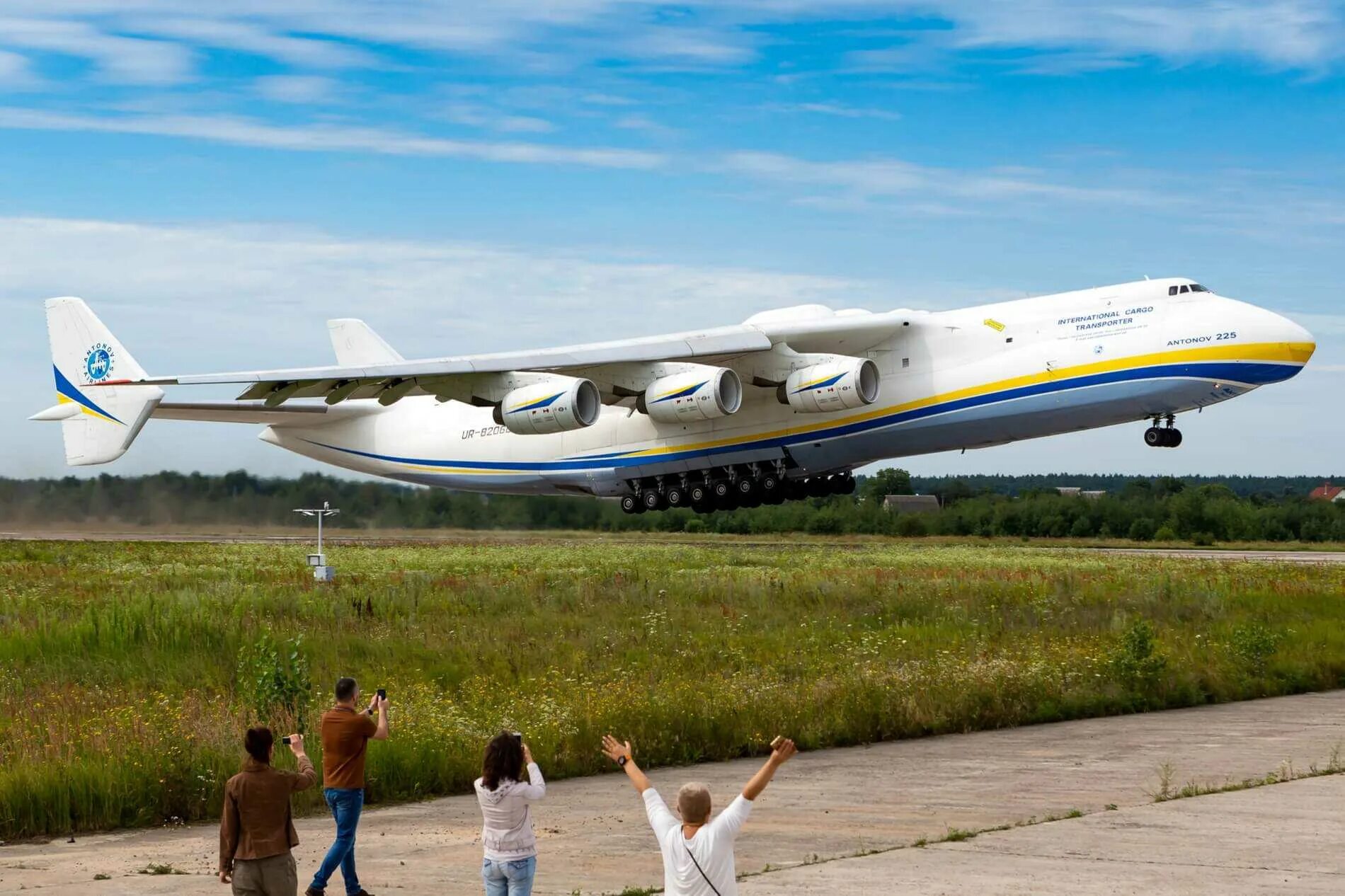 Самый большой самолет в мире. Антонов Мрия АН-225. Самолет Мрия АН-225. АН 255 Мрия. АН-124 Мрия.