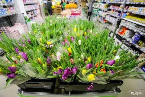 В цветочном магазине продаются тюльпаны