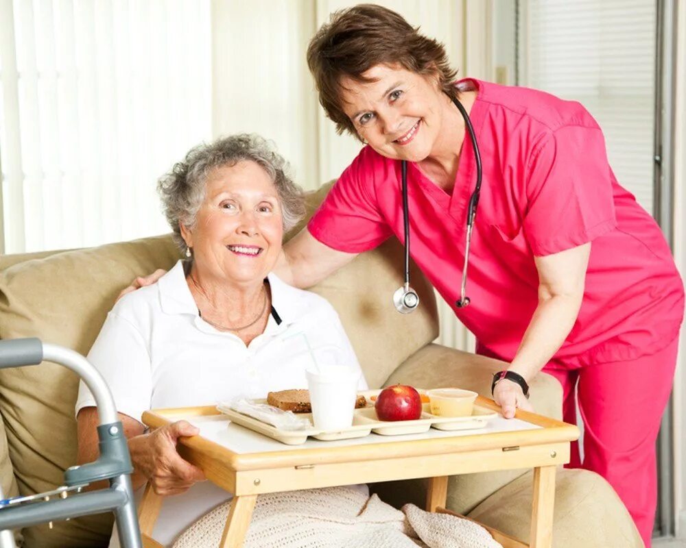 Реабилитация пожилых. Медсестра с пожилым человеком. Медсестра в доме престарелых. Реабилитация пациентов пожилого и старческого возраста. Организация по уходу за пожилыми