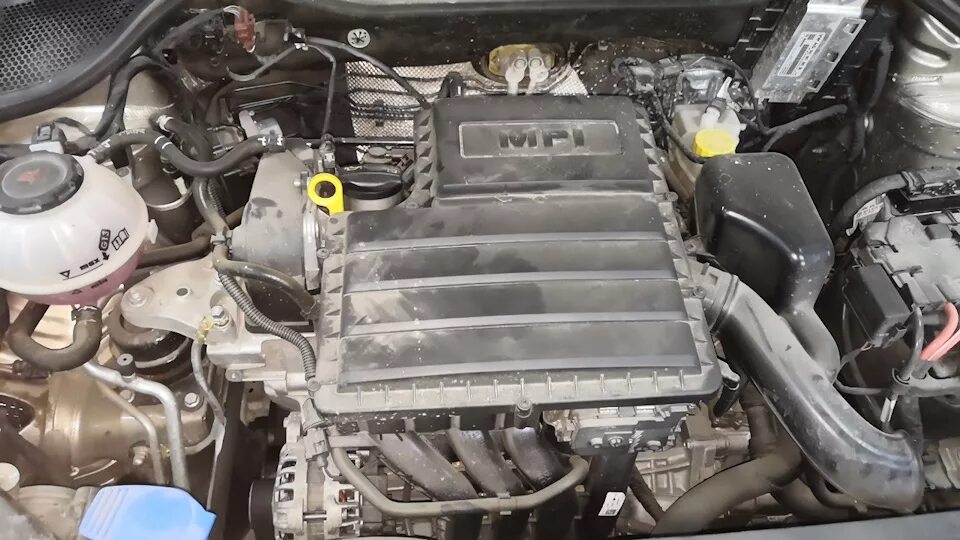 Крышка двигателя volkswagen polo 1. Замена двигателя фольксваген поло седан 1. Выпускной коллектор поло седан 1. 6 2018. 6.