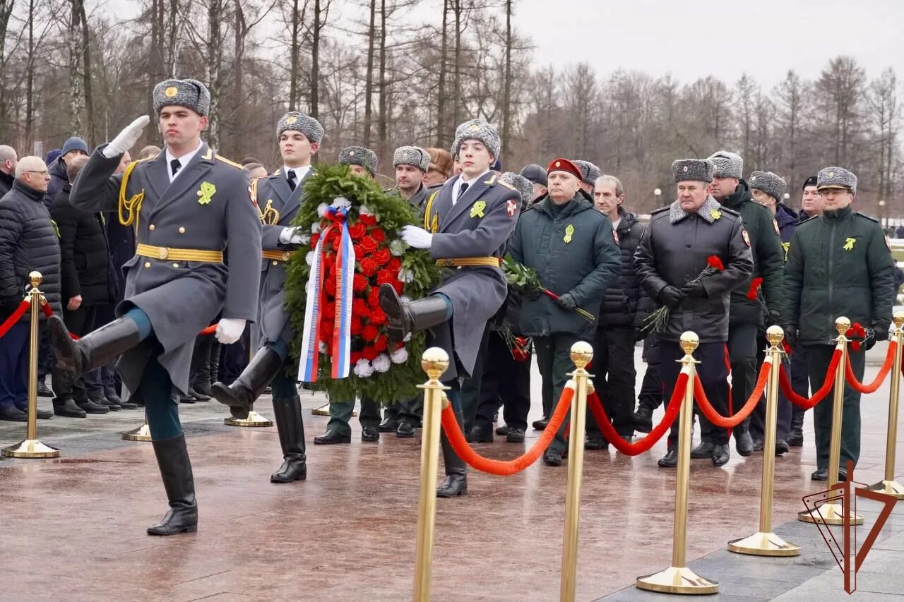 Сзо росгвардии. Мемориал на Пискаревском кладбище. Защитники России. Бастрыкин Пискарёвское мемориальное кладбище. Пискарёвское мемориальное кладбище 27 января.