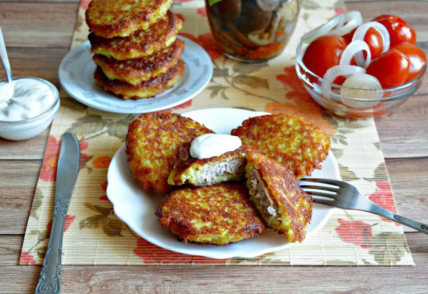 Белорусская Национальная кухня драники колдуны. Белорусские деруны. Деруны картофельные Белорусские. Белорусские драники картофельные с фаршем. Как называются драники