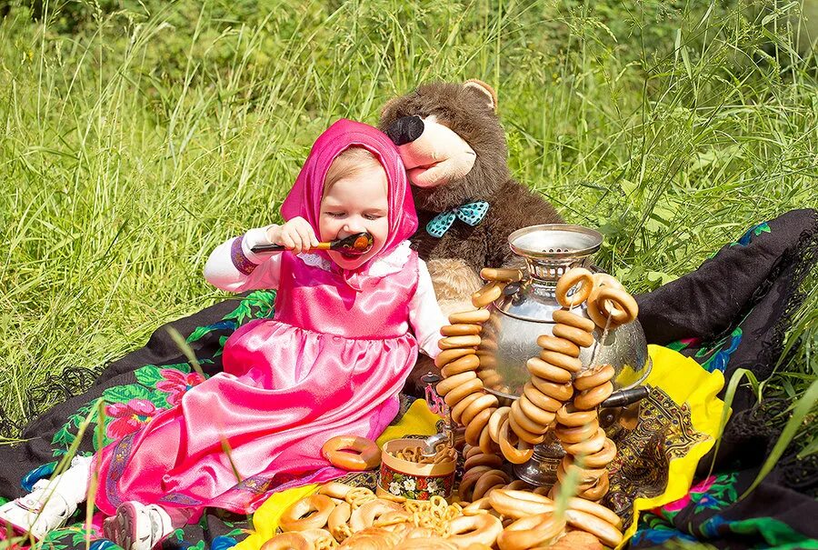 Новая маша и медведь свадьба. Фотосессия в стиле Маша и медведь. Фотозона в стиле Маша и медведь. Фотощона в стиле Маша и медведь. Фотозона Маша и медведь.