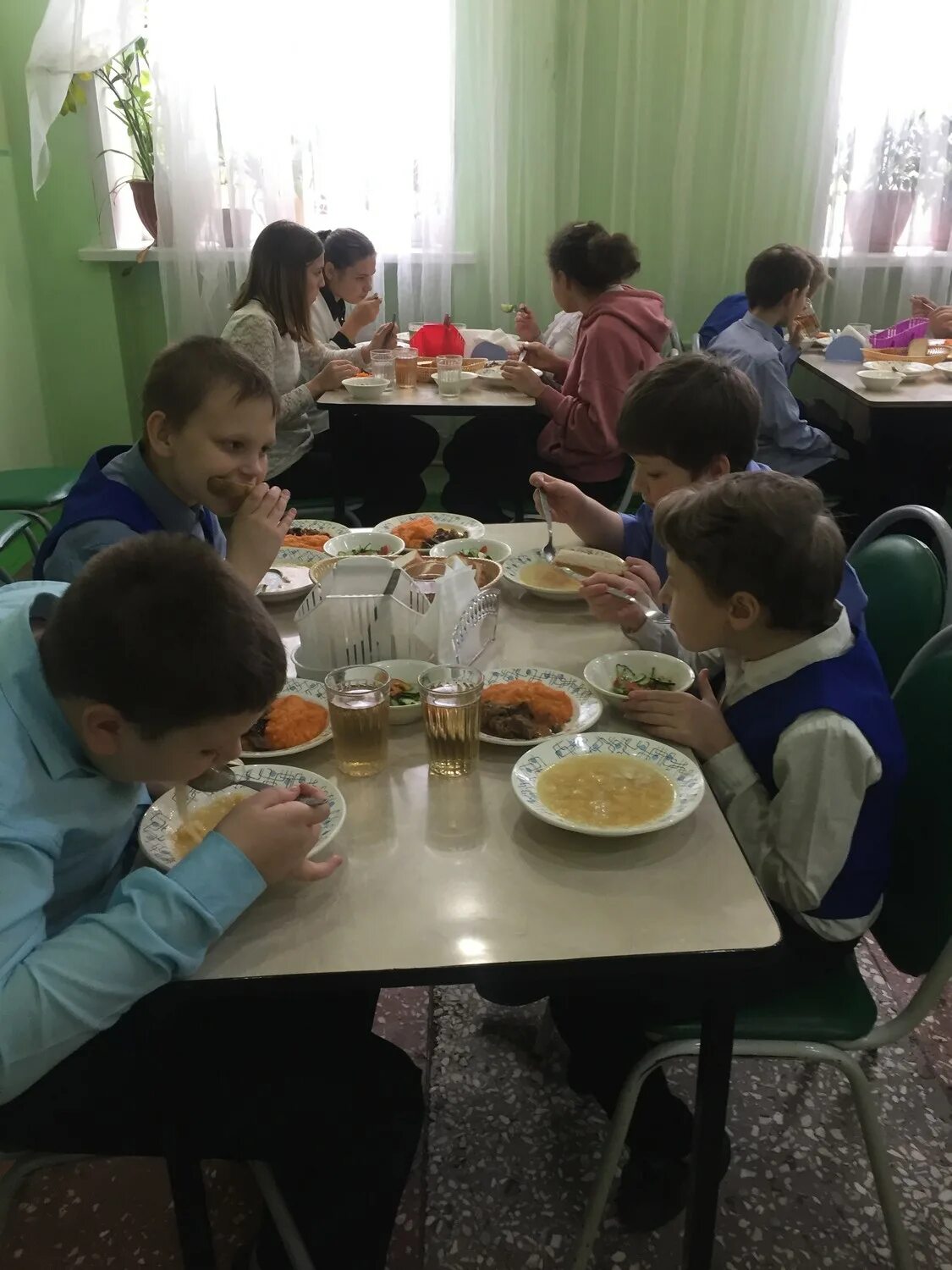 Столовая в школе. Школьное питание. Питание детей в школе. Еда в интернате. Столовая в интернате.