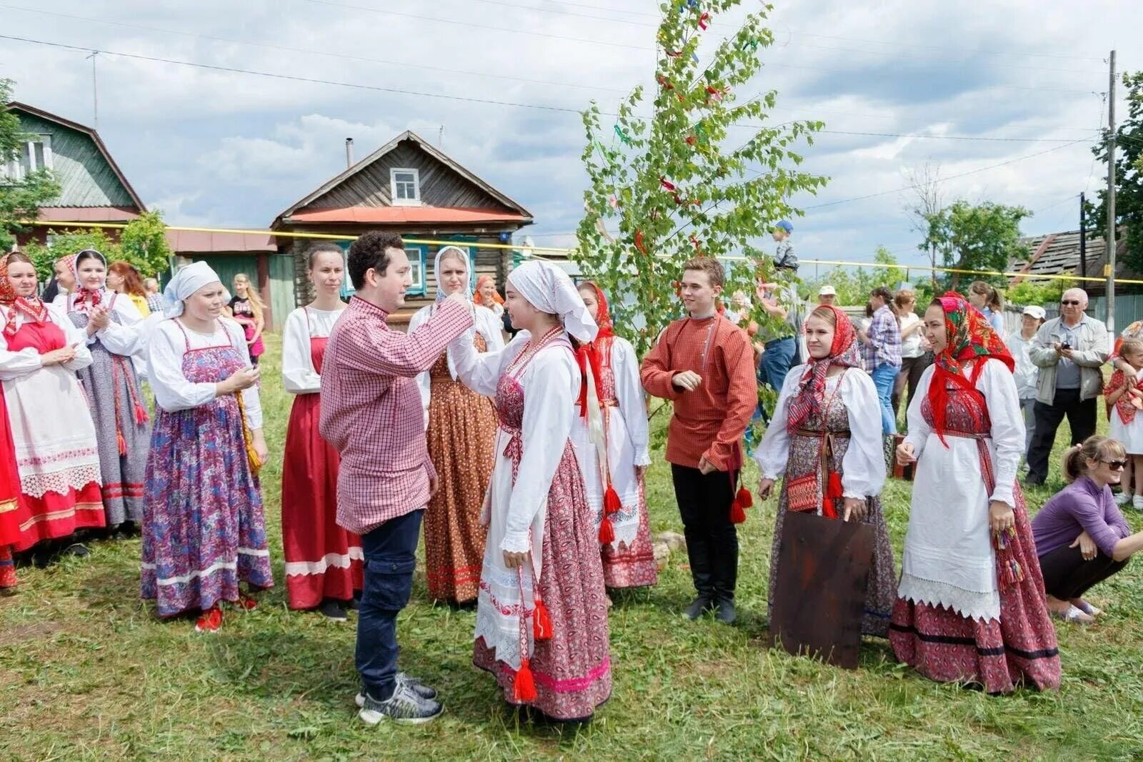 Сон сватаются. Мордовская свадьба сватовство. Сватовство на Троицу. Празднование Троицы. Мордовский свадебный обряд.