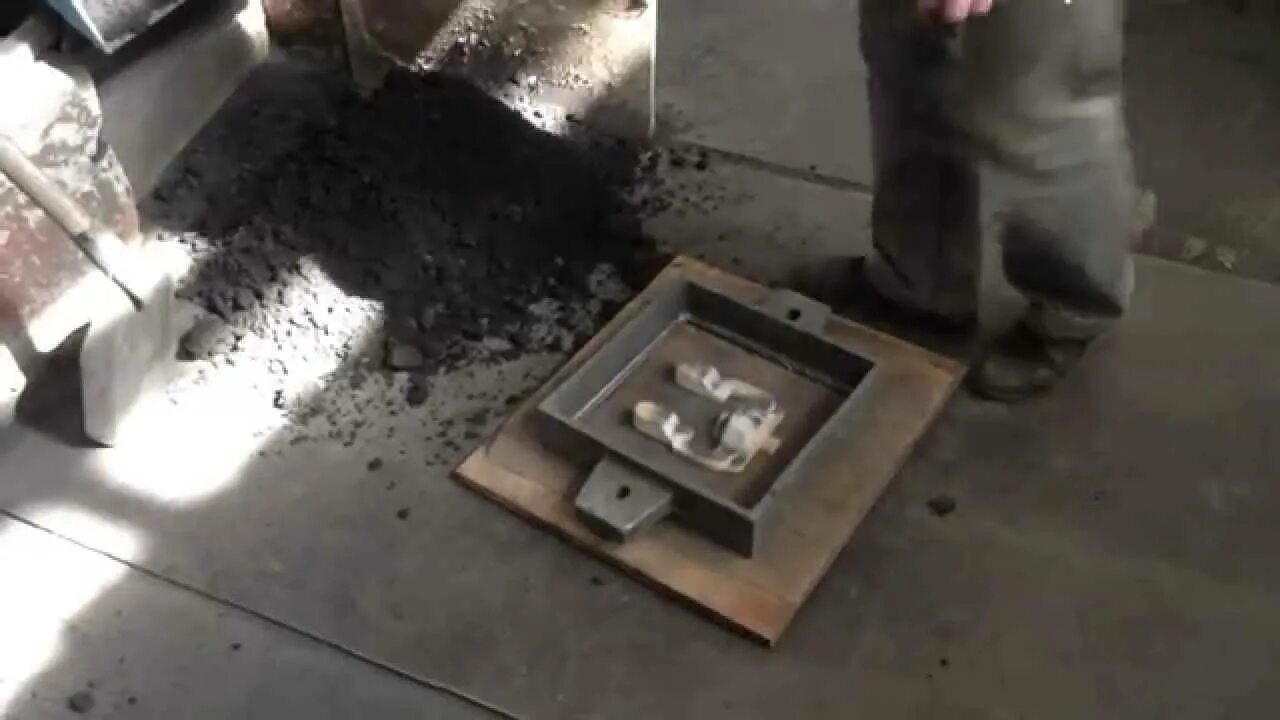 Расплавленный дюралюминий. Литье ворк р18. Формовка в металлургии. Литейная форма из цемента. Литье металлов в песчаные формы.