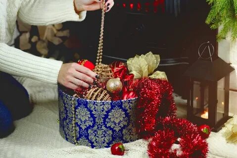 В коробке с елочными игрушками лежит 18