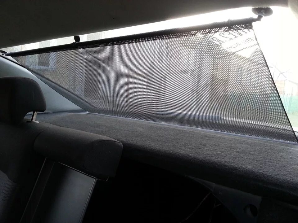 Шторы заднего стекла 90/50 gt. Шторки на лобовое стекло автомобиля. Солнцезащитные шторки на рено логан 1. Шторка на заднее стекло ваз 2115. Задние шторки автомобиля.
