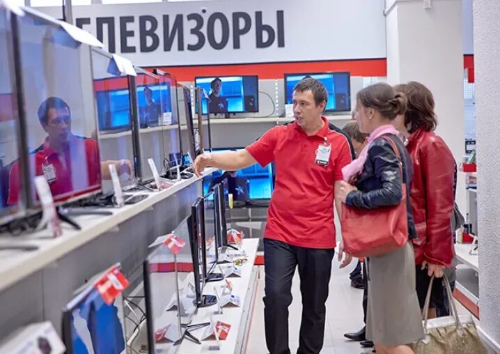 Покупатели бытовой техники и электроники. Продавец электроники. Продавец консультант в магазин электроники. Покупатель в магазине электроники. Люди в магазине электроники.