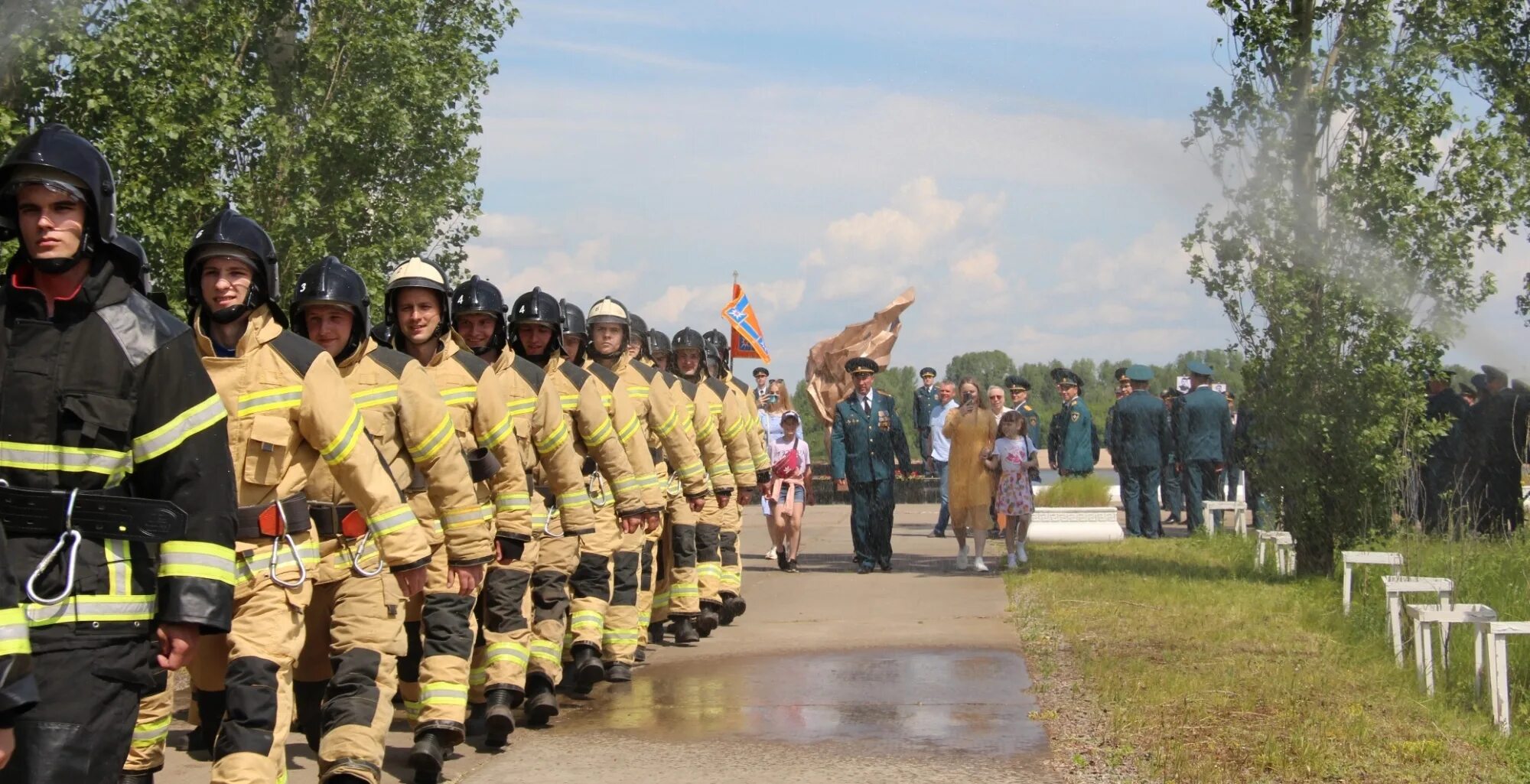 Пожарный офицер. Клятва МЧС. Пожарный рядом с ПТВ. Принятие присяги в день памяти нижегородских пожарных.