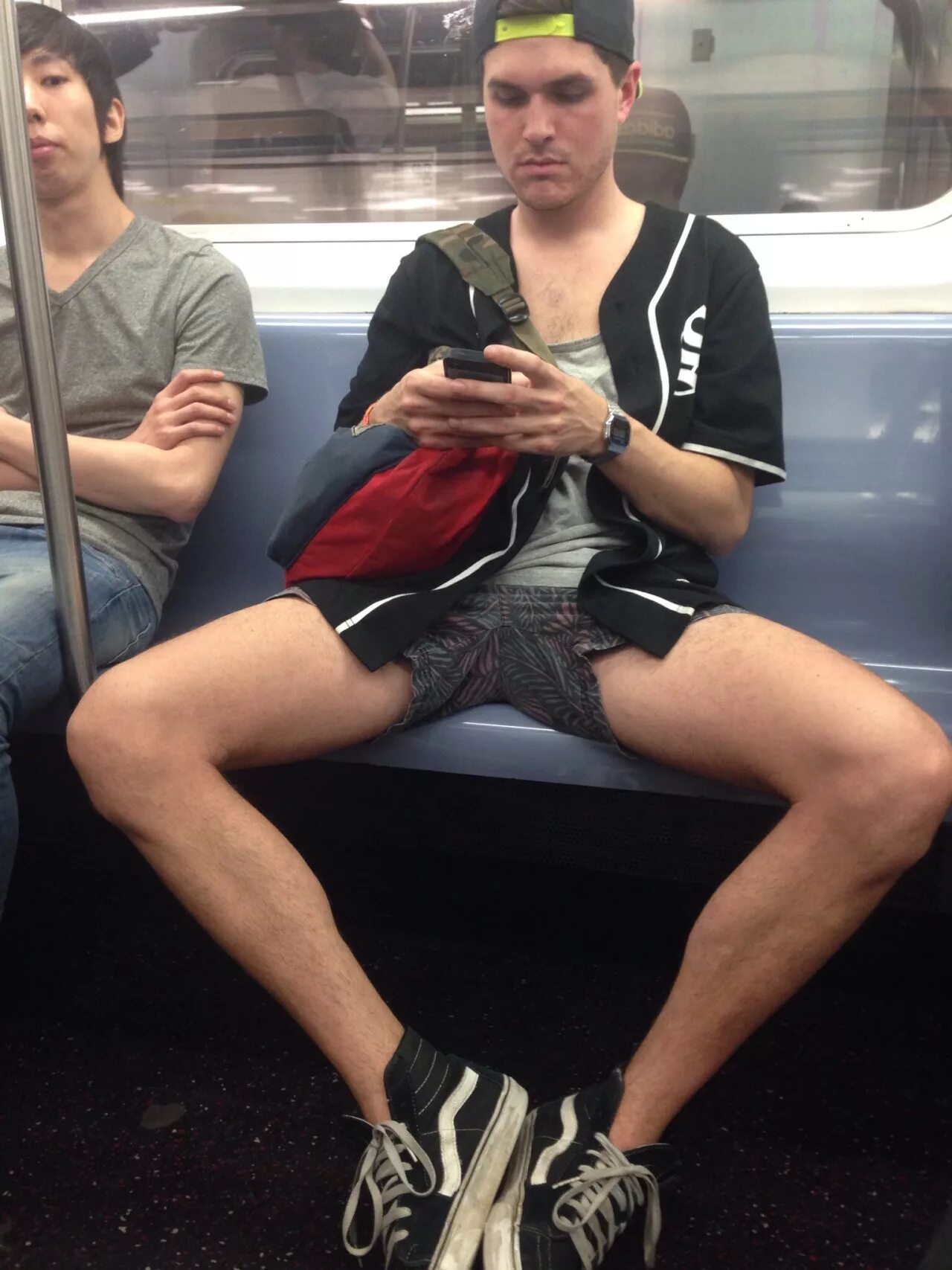 Мужчинаидит расставив ноги. Ножки мужские. Мужчина сит рассатвив ноги. Мужик раздвинул ноги. Мужчина с расставленными ногами.