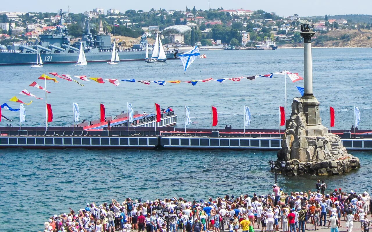 Морской флот севастополя. Парад кораблей Севастополь ВМФ. ВМФ Севастополь 2022. Парад в Севастополе ко Дню ВМФ. Парад в Севастополе день ВМФ 2021 год.