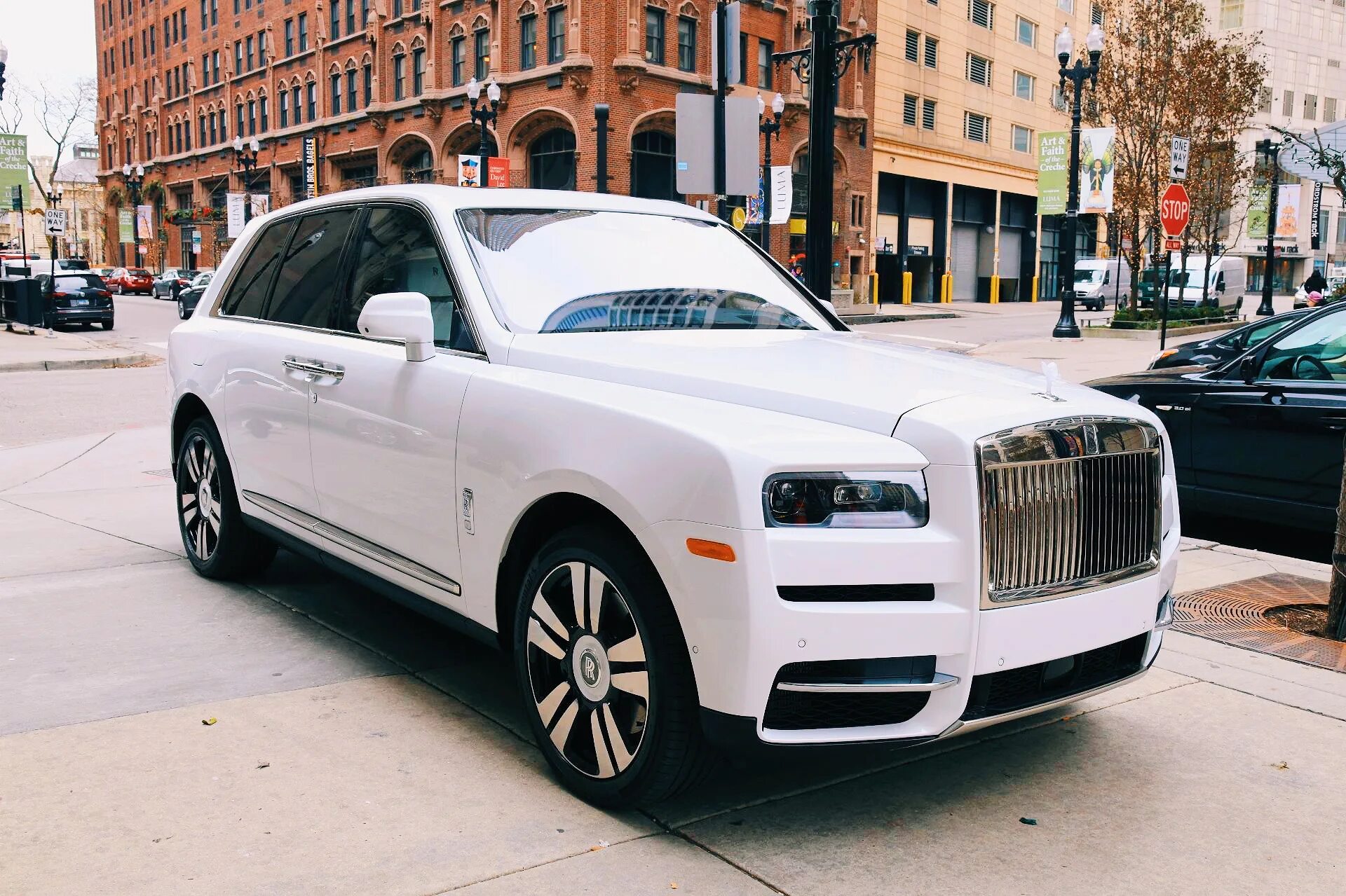 Роллс ройс калинов. Роллс Ройс Калинин. Rolls Royce Cullinan White. Rolls Royce Cullinan белый. Роллс Ройс джип белый.