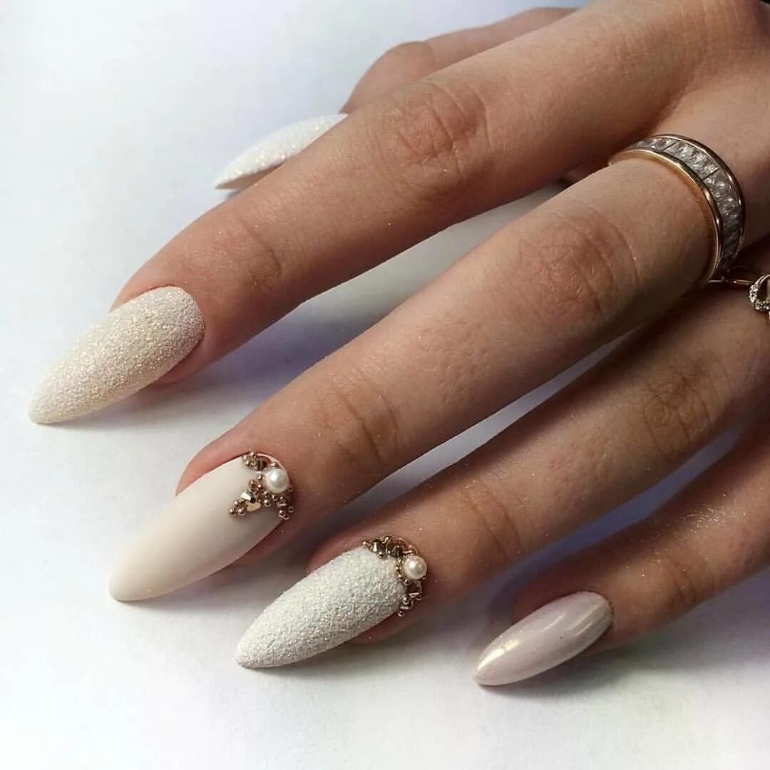 свадебные ноготочки миндаль. свадебный маникюр миндальной формы. нюдовый френч 2022 миндаль. свадебный френч на острый миндаль. нюдовый свадебный маникюр миндаль.