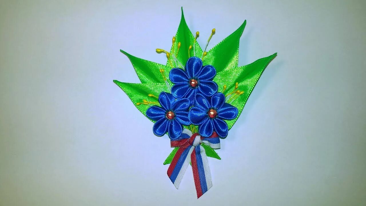 Цветок в технике канзаши. Незабудки из атласных лент. Незабудка канзаши. Брошь из ленты Незабудка.