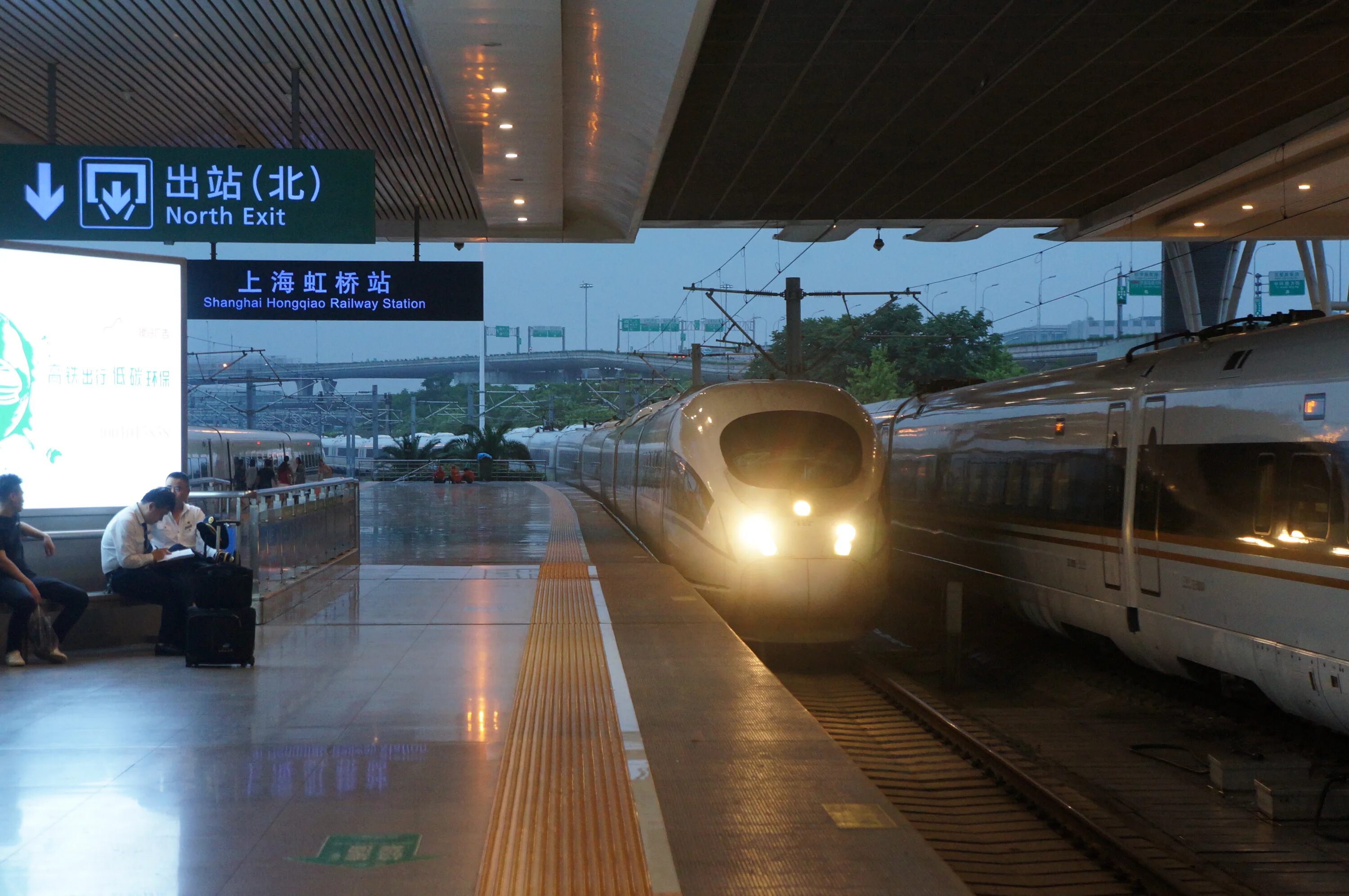 Shanghai hongqiao railway. Hongqiao railway station. shanghai hongqiao. шанхайский трамвай. шанхай трамвай.