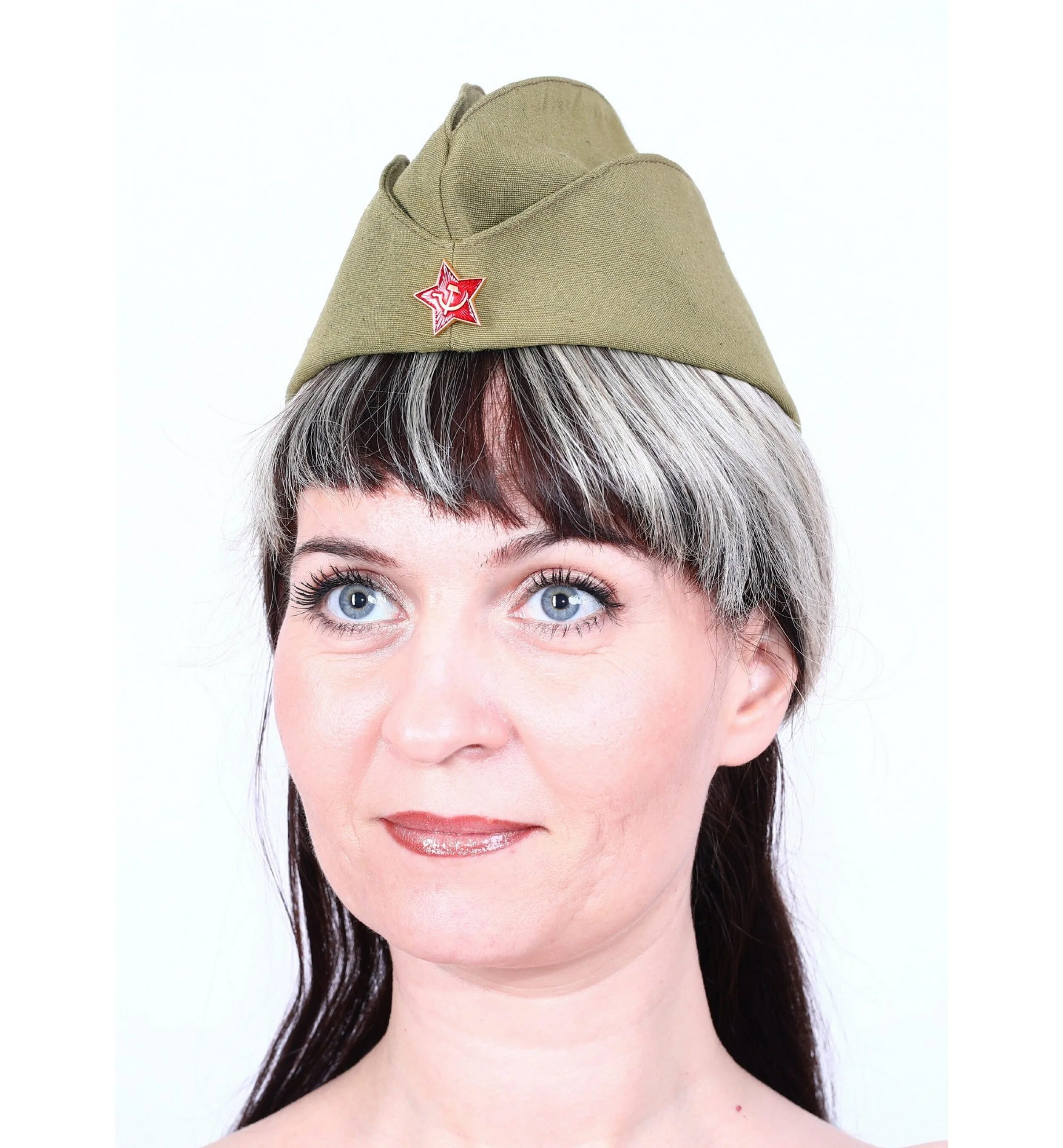 Пилотки высокого. Солдатская пилотка. Пилотка на голове. Пилотка головной убор. Девушки в военной форме.