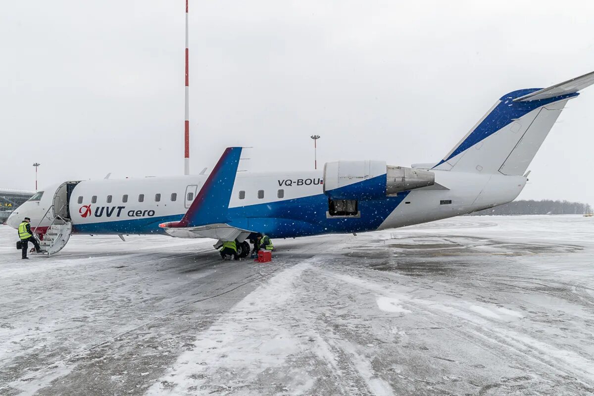 Полет на самолете челябинск. Джет 200 ЮВТ Аэро. CRJ-200 ЮВТ Аэро. UVT Aero самолеты. CRJ 200 UVT Aero.