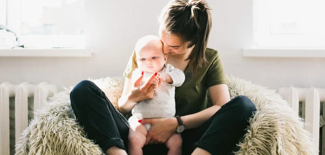 Одинокая мать с ребенком. Женщина задумалась. Одинокая женщина усыновила. Семьи которые хотят усыновить ребенка. Мать одиночка с сыном.