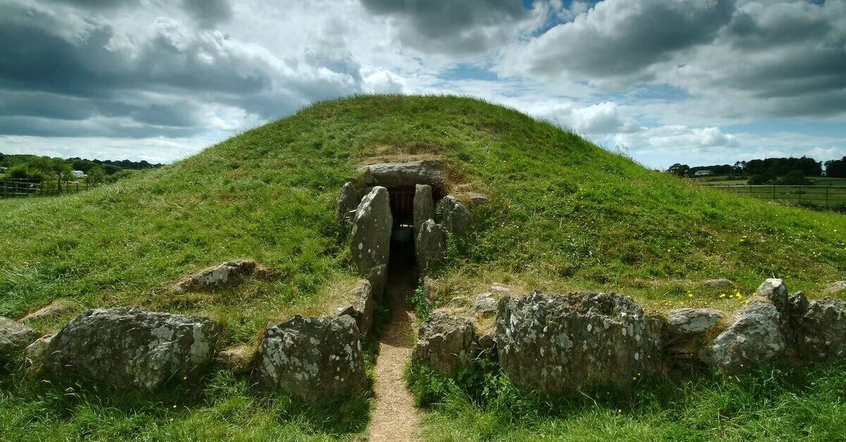 Насыпи из земли или камня. Сухой ручей дренажная канава. Курган насыпь. Насыпи из земли или камня. Насыпь из земли.