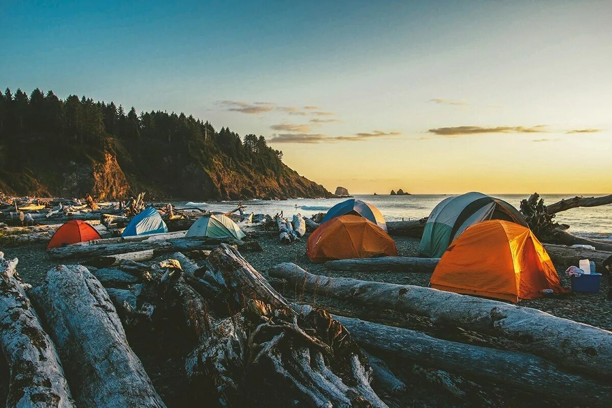 Где остановились на ночевку. Палаточный лагерь Домбай. Поход с палатками. Палаточный лагерь в горах. Кемпинг на природе.