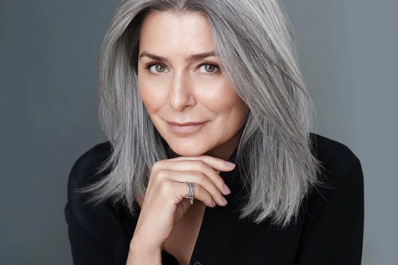 Седые волосы 40 лет. Дафна Хикс Grey hair. Дафна Хикс Седая модель.