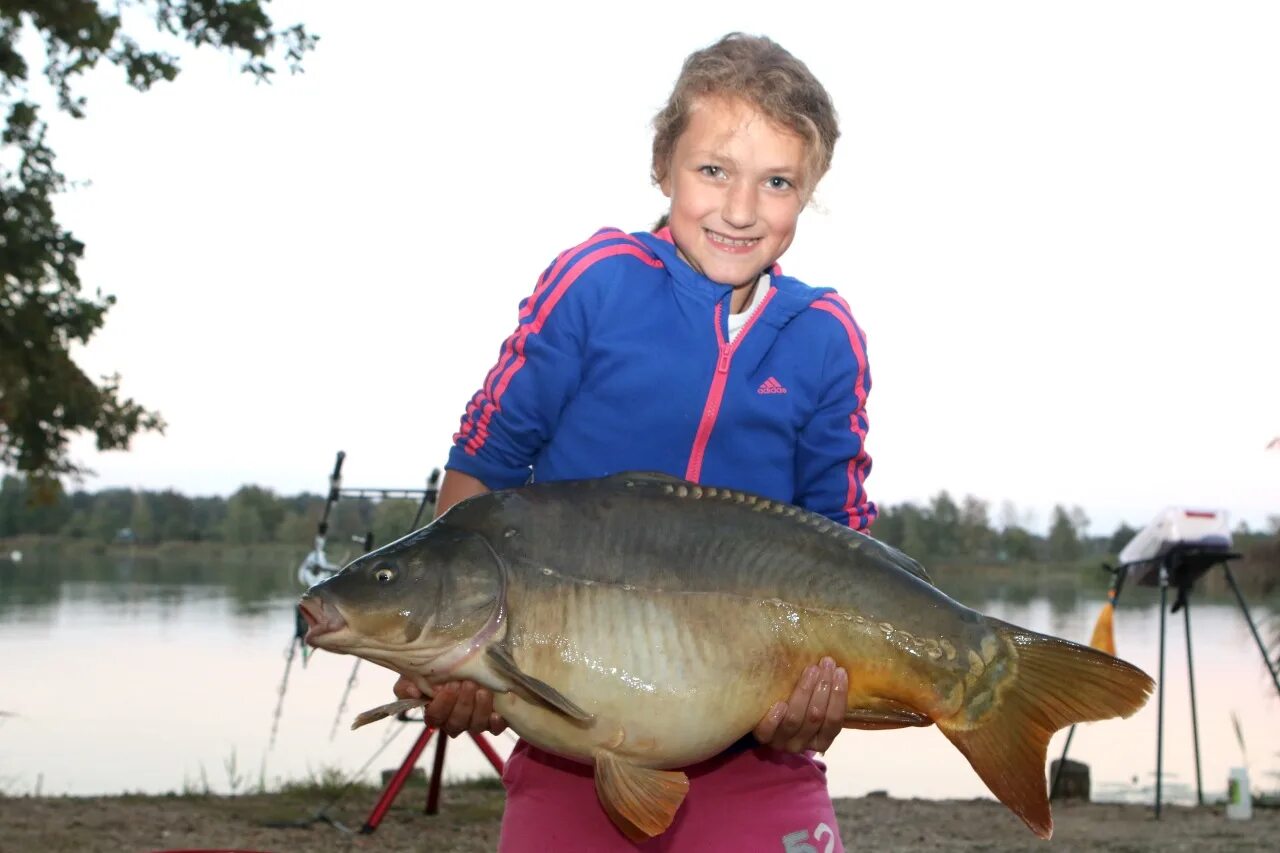 Карп тайм. Девушки с карпом фотосессия. Как клюет карп. Карп на 8 кг фото. Карп тайм.