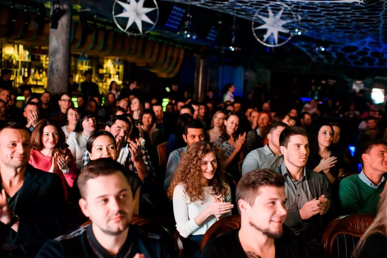 Stand up moscow. Стендап клаб новый арбат. stand up club #1 москва. big stand up зал арбат. стенд ап 1 арбат.