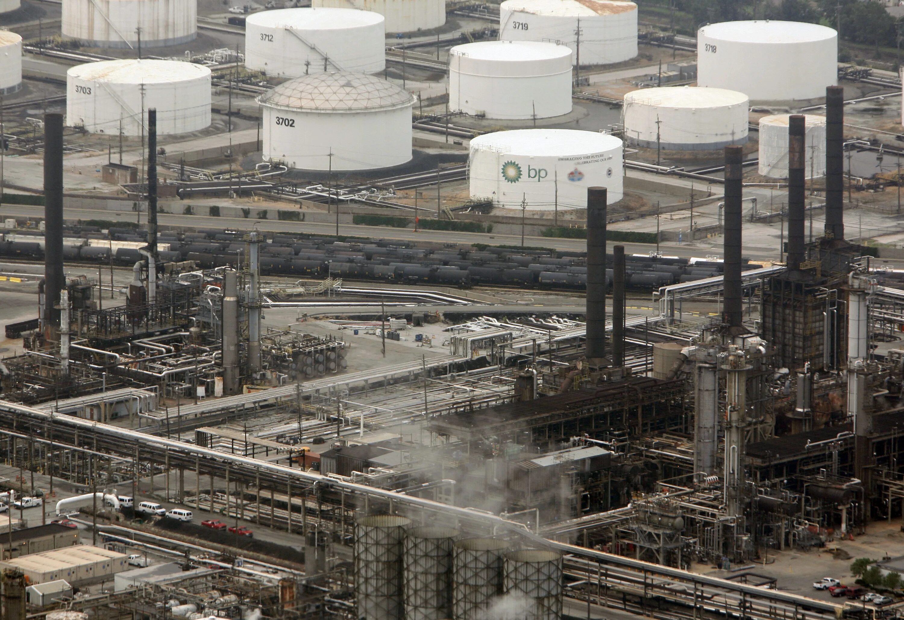 Самый крупный нефтеперерабатывающий завод. Нефтеперерабатывающий завод в америке. нефтеперерабатывающие заводы сша сша. нефтеперегонные заводы сша. british petroleum завод.