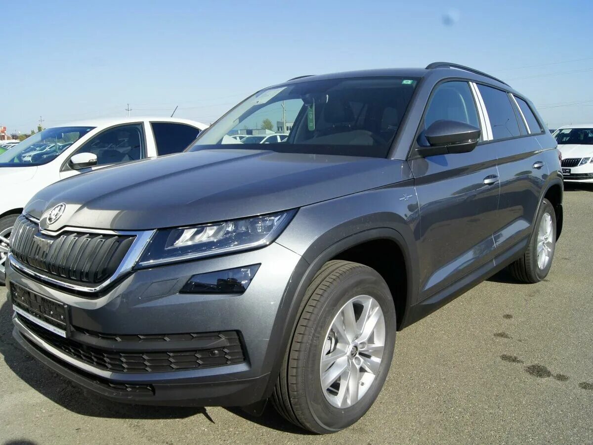 Кодиак б у купить. Шкода Кодиак серый. Skoda Kodiaq Grey. Шкода Кодиак серый платинум металлик. Kodiaq серый платинум металлик.