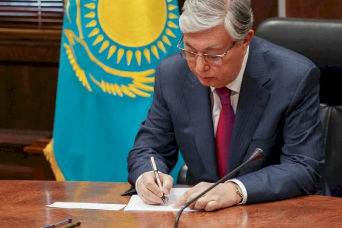 Управление президента рк. Токаев подписывает. Указ президента Казахстана Токаев. Касым Жомарт Токаев подпись.