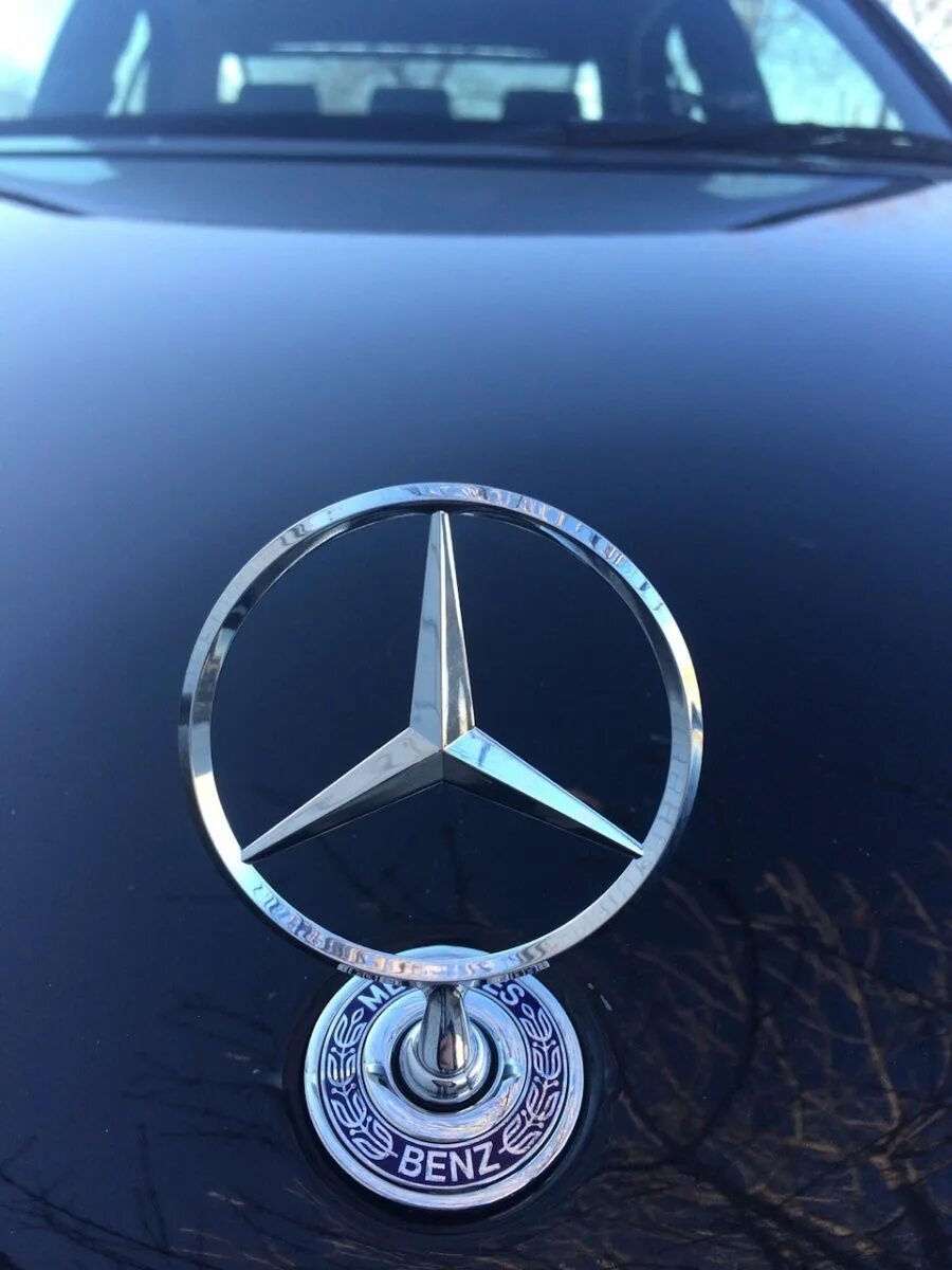 Звезда на капот. Mercedes Benz w213 значок на капот. Прицел на капоте Мерседес 190. Мерседес w212 значок на капот демонтаж. Значок мерса на капоте.