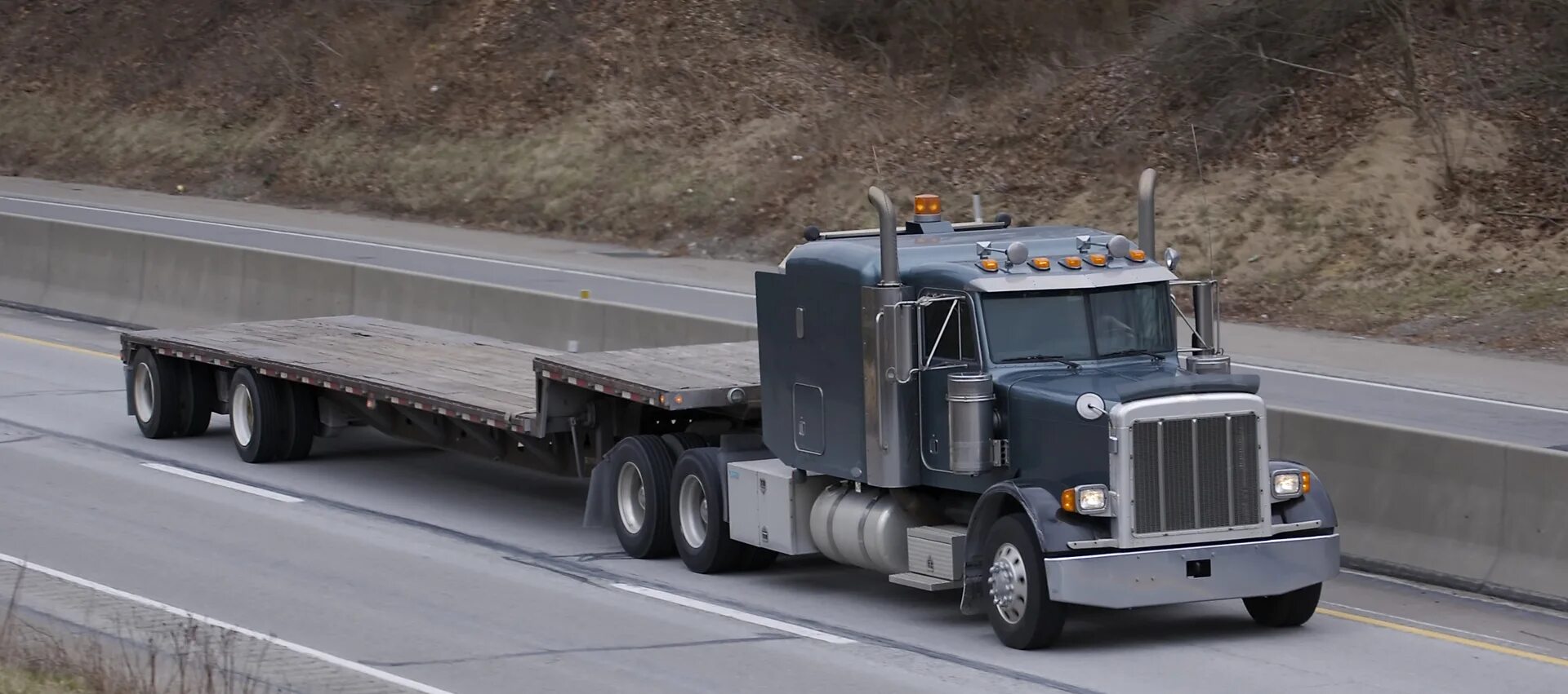 Step deck truck. Петербилт 379 негабарит. Flatbed hotshot. Flatbed air ride. Drop deck trailer.