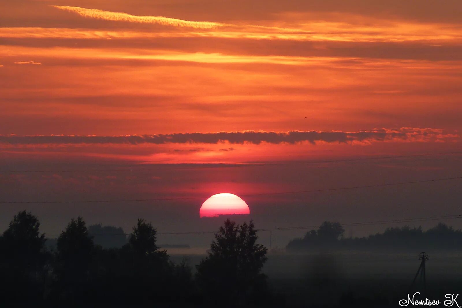 лунное небо земля в крови фото. лунный пейзаж. луна в поле. закат в поле. над полем красный диск луны.