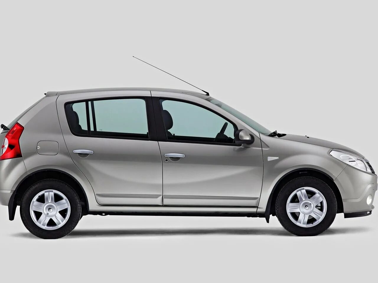 Купить б/у Renault Sandero I 1.4 MT (75 л.с.) бензин механика в Воронеже: бежевы