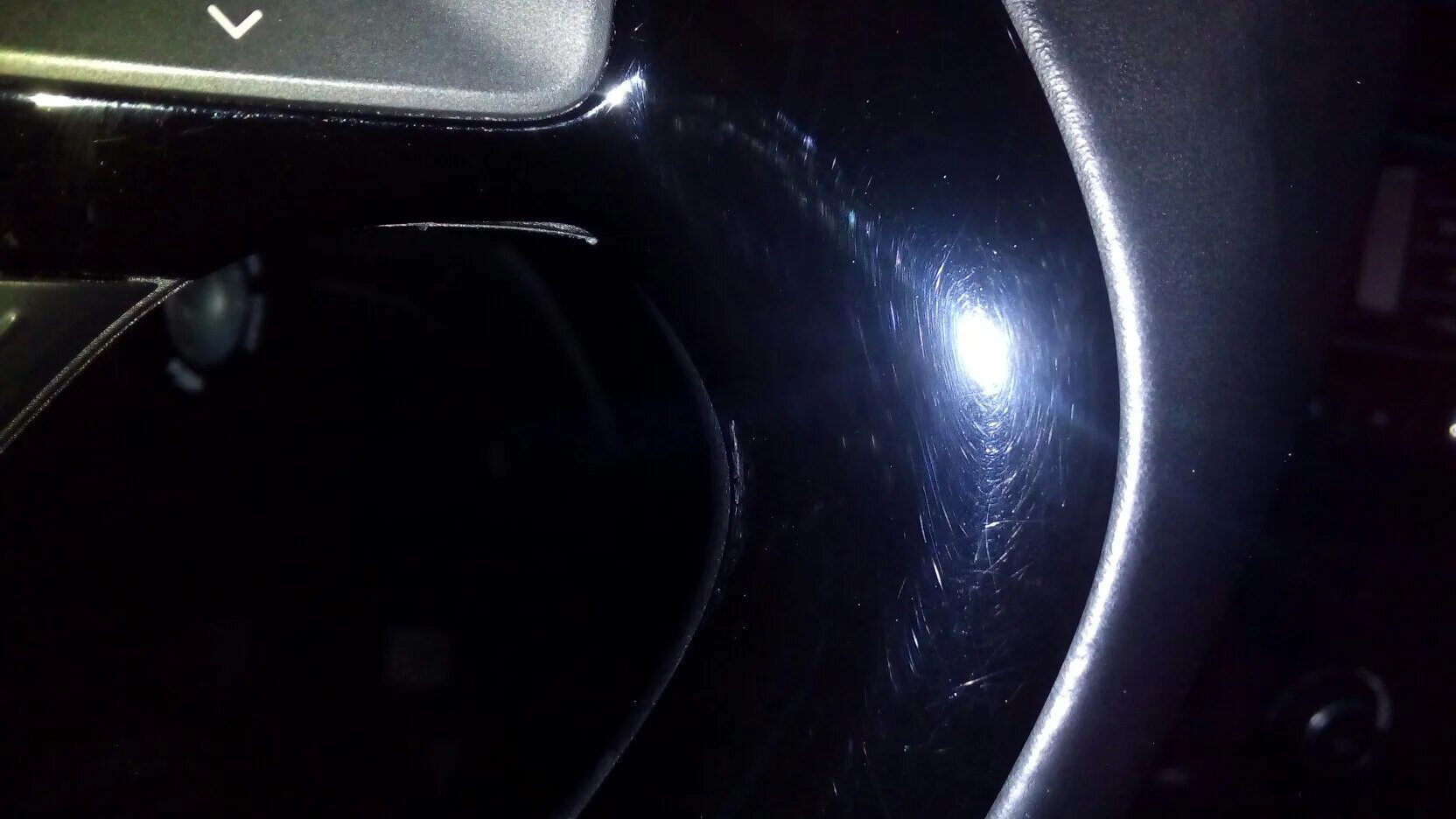 Полировка царапин на пластмассе. Глянцевый пластик царапины. Царапины на двери мазда 6. Полировка пластик разовская. Царапины на глянцевом пластике.