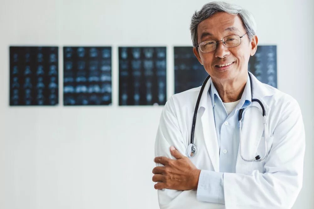 молодые специалисты медики. медик с пациентом улыбаются. с праздником врача. врач профессионал. медицинская команда.