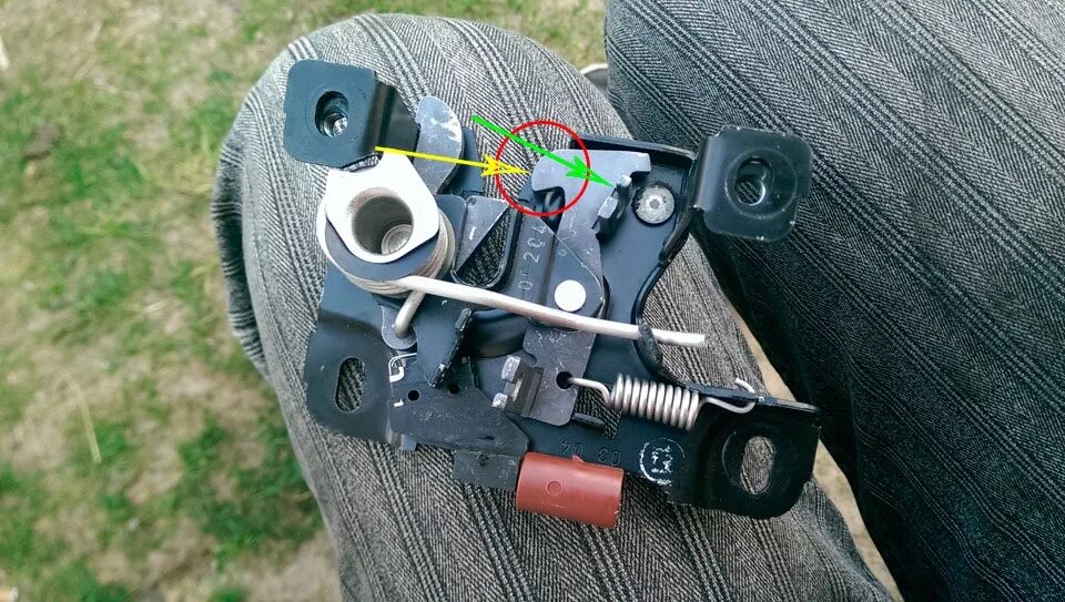 Датчик капота аутлендер 3. Замок капота нива шевроле. Замок капота нива 21213. Замок капота жигули 2107. Заклинило замок капота.