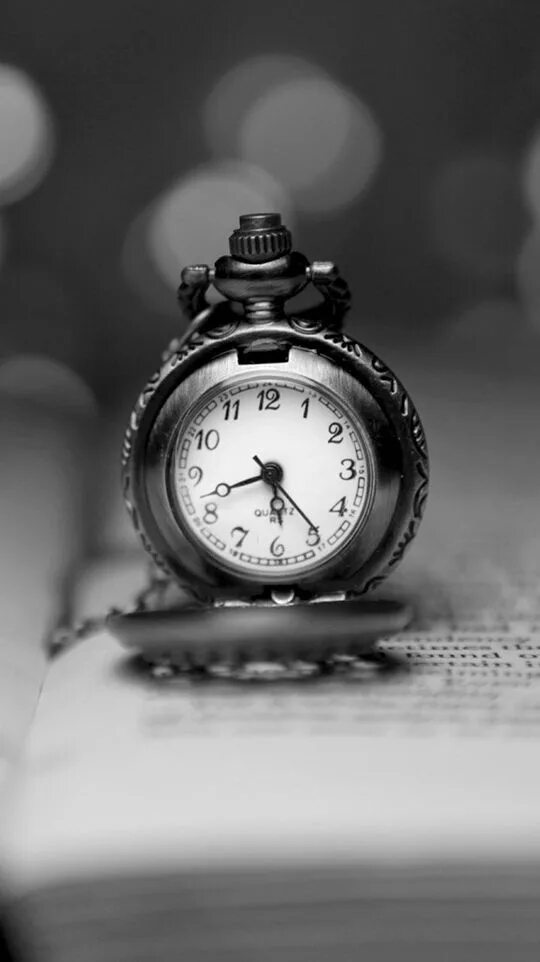 Обман с часами. Часы и время. книга и часы. картинка с часами и временем. фон для цитат.