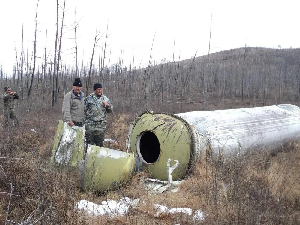 Ступени ракет в тайге. Ступени ракеты. Упавшие ступени ракет. Упавшая ступень ракеты. Упавшая ступень ракеты.