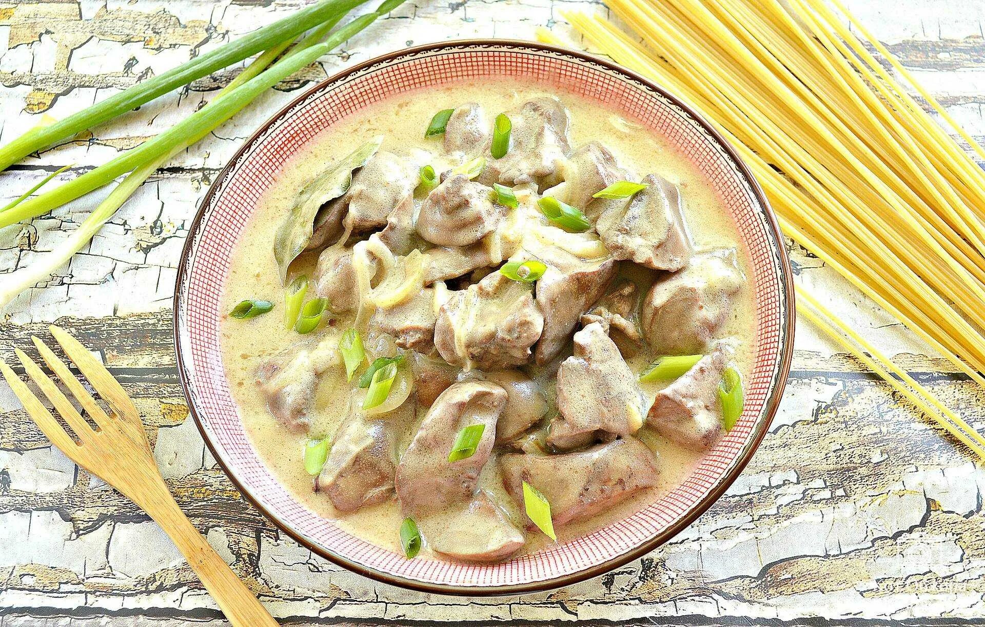 Как вкусно приготовить печень куриную с подливкой. Гуляш из куриной печени с подливкой. гуляш из курицы и печени. гуляш с печенью куриной. гуляш из печени куриной с подливкой рецепт.