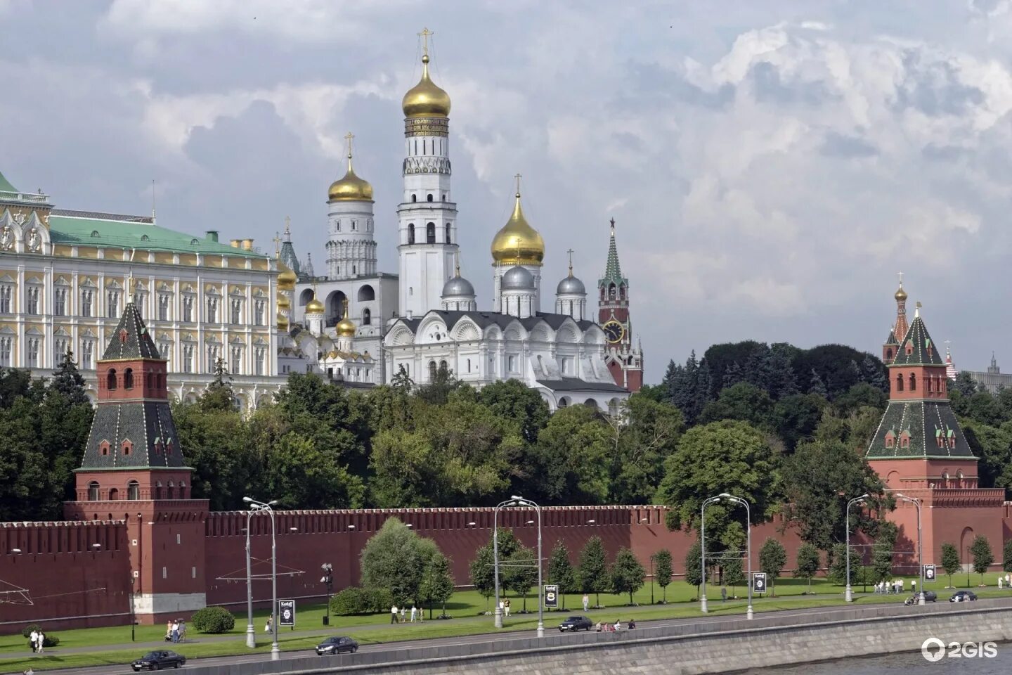 Кремлевские храмы. Успенский и Архангельский соборы в Москве.