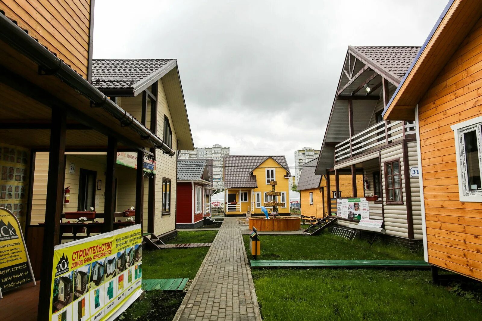 Малоэтажная страна выставка домов. Лескон синдика. Малоэтажная страна, котельники. Малоэтажная страна, котельники. Выставка домов на каширке.