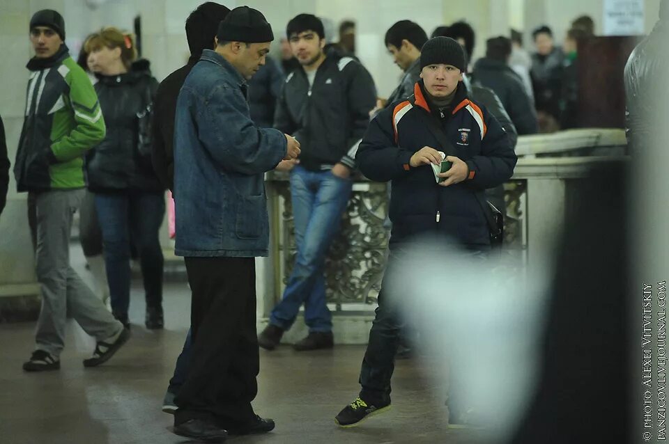 Таджики в москве новости последние. Московское метро таджики. Гастарбайтеры в Московском метро. Мигранты в метро. Мигранты в метро Москва.