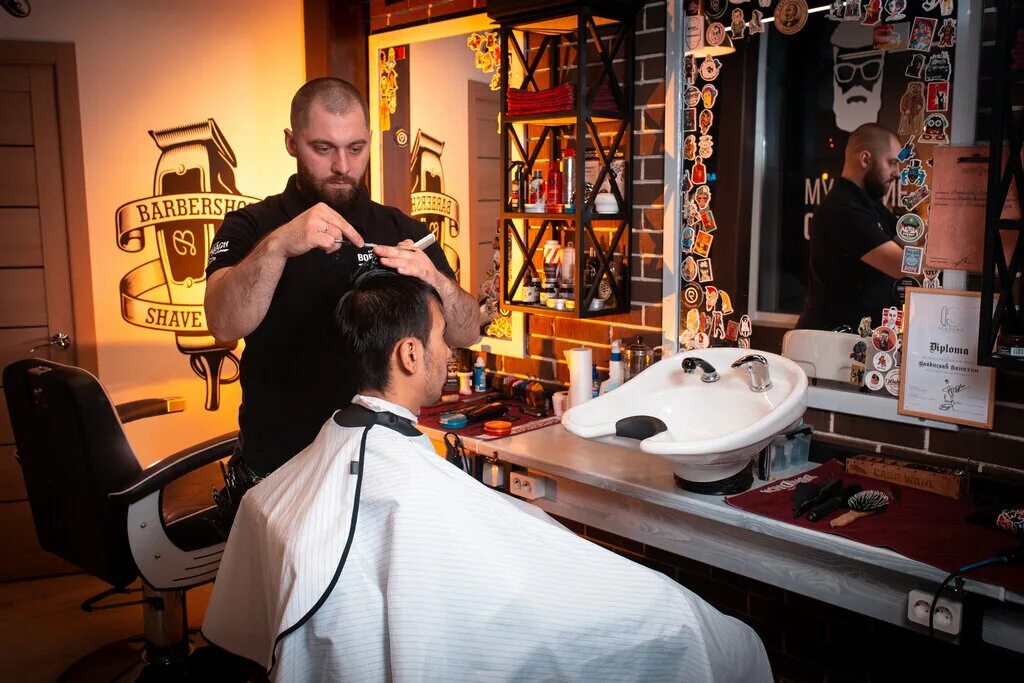 мужские парикмахерские. работа парикмахерской цирюльник. стрижка парикмахер. парикмахер мужской. салон красоты цирюльник.