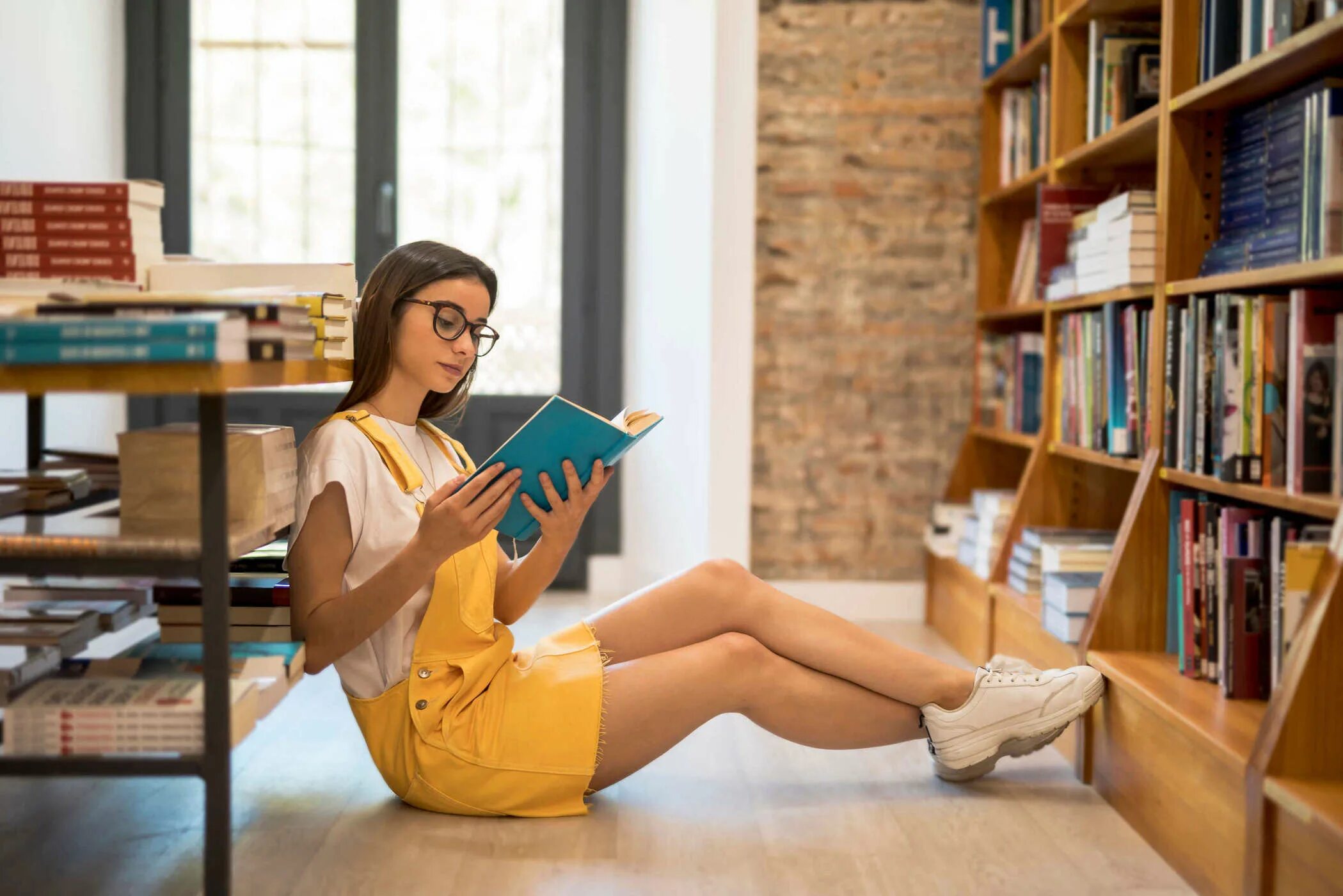 She reads magazines. Девушка с книгой. Студентка с книжками. Студентка с книгой. Книга для девочек.