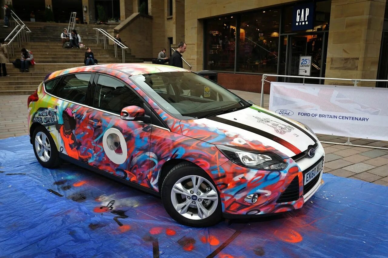 Мурал роспись. Разноцветные автомобили. Разрисованная машина. Автомобили разрисованные цвета. Ромеро бритто бентли.